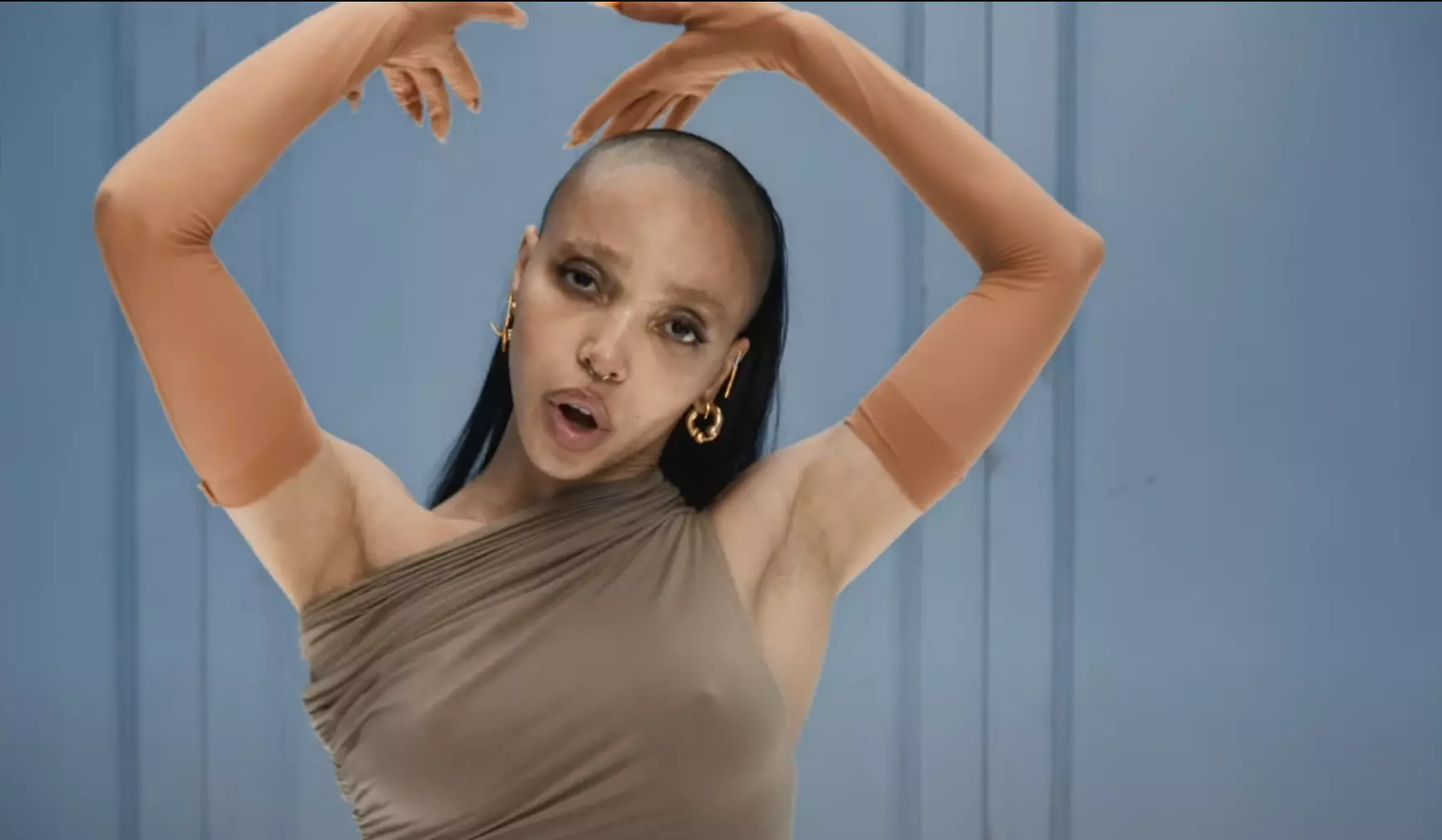 FKA Twigs fait monter la température avec son second single, ”Perfect Stranger”