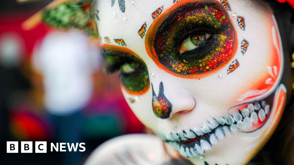 Faces, hands and sunshine: Photos of the week