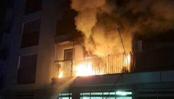 Feuerwehreinsatz in Aubing: Balkon brennt - zwei Verletzte und hoher Schaden