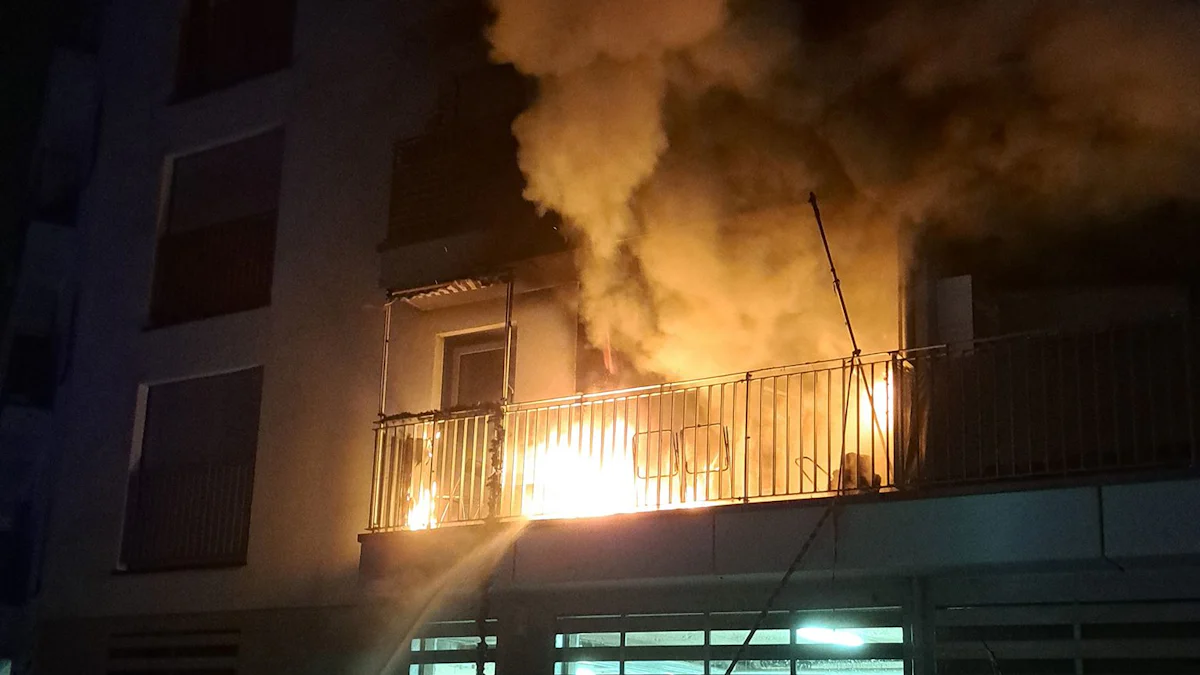 Feuerwehreinsatz in Aubing: Balkon brennt - zwei Verletzte und hoher Schaden