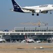 In den Ferien herrscht viel Betrieb am Stuttgarter Flughafen. (Archivbild) Foto: Bernd Weißbrod/dpa