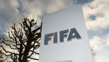 Football : la FIFA veut réexaminer les règles de transferts