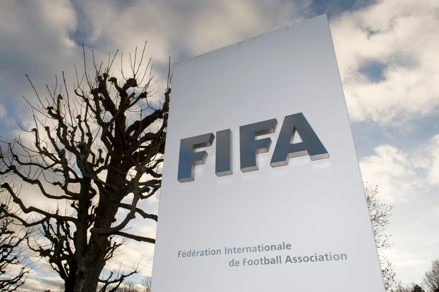 Football : la FIFA veut réexaminer les règles de transferts