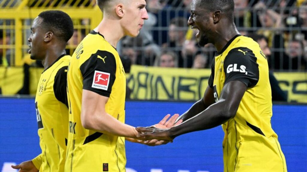 Serhou Guirassy (r) bescherte dem BVB mit seinem Tor einen knappen Sieg. Foto: Bernd Thissen/dpa