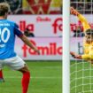 Union Berlins Tom Rothe (2. v l) trifft zum 0:2 gegen Kiels Torwart Timon Weiner (r). Foto: Axel Heimken/dpa