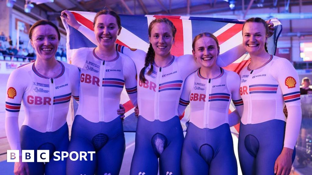 Katie Archibald, Megan Barker, Josie Knight, Anna Morris, Jessica Roberts hold up a Great British flag