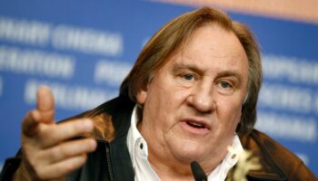 Gérard Depardieu, absent pour raisons de santé, va demander un renvoi de son procès pour agressions sexuelles, selon son avocat