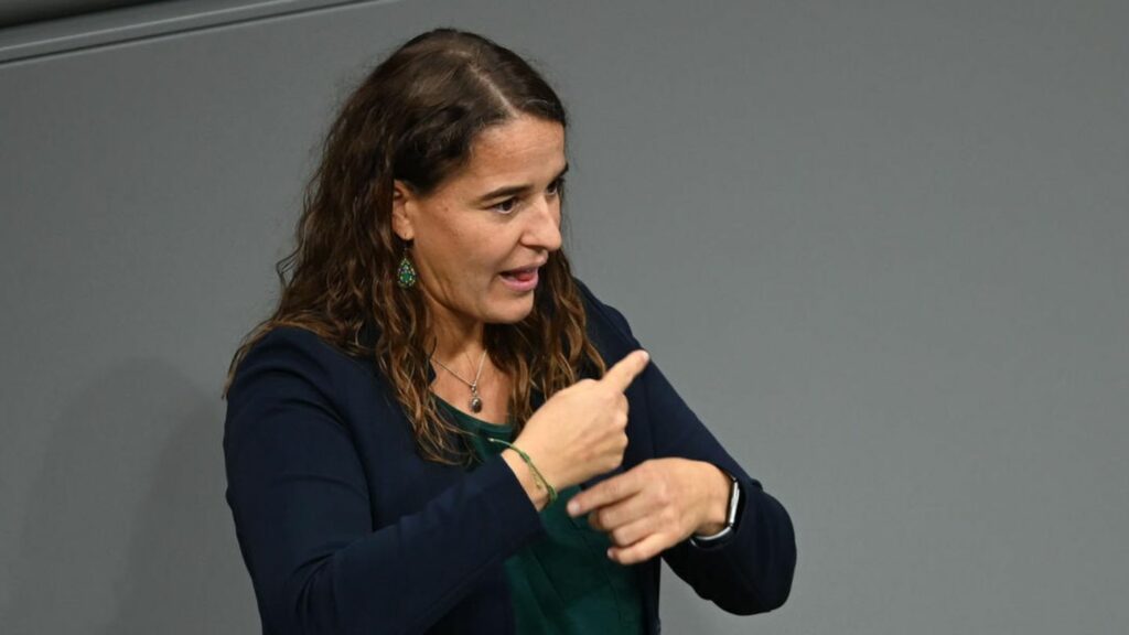 Historischer Moment im Video: Gehörlose Abgeordnete Heike Heubach gebärdet erste Rede im Bundestag