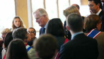 Hommage à Samuel Paty et Dominique Bernard : le Premier ministre au collège de Conflans pour la minute de silence