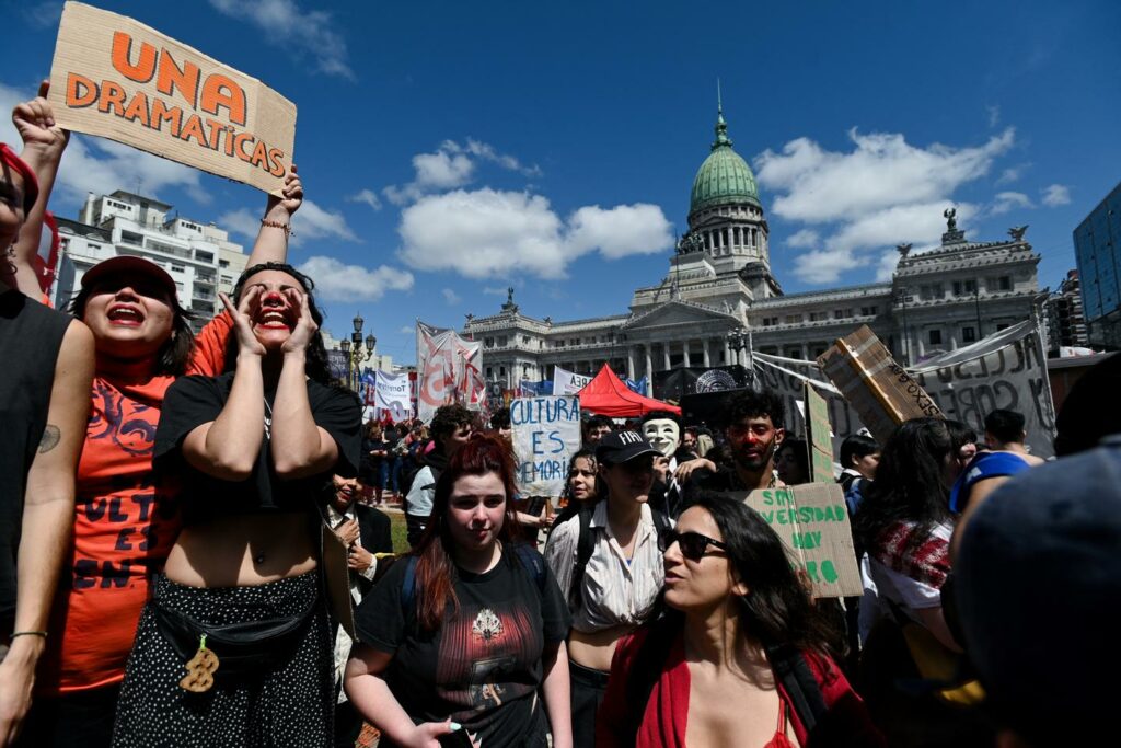 « Il y a une saignée des chercheurs et enseignants » : en Argentine, les universités vent debout contre le gouvernement après le refus de revaloriser leur budget