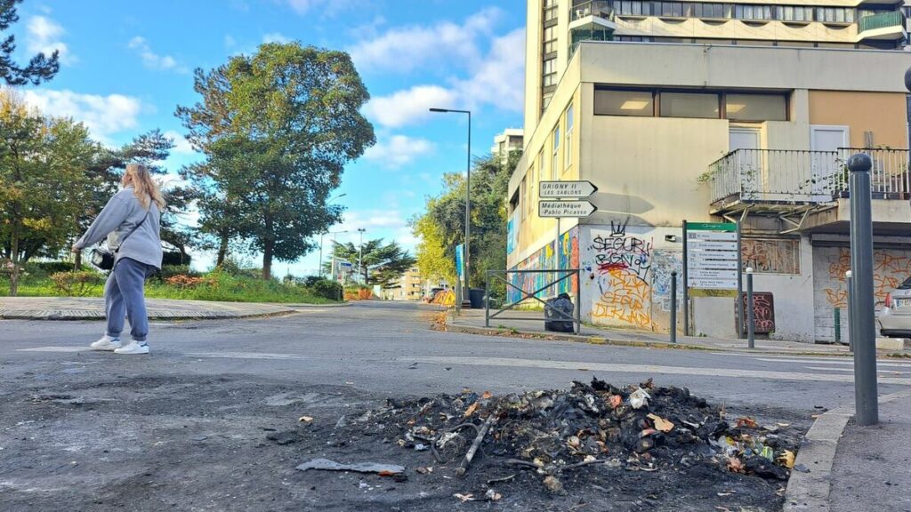 Incendies, cocktails Molotov, plaque d’égout jetée d’une fenêtre : tensions à Grigny, 7 ados interpellés