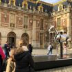 « Incroyable en vrai », le cheval métallique des JO de Paris fait sensation au Château de Versailles