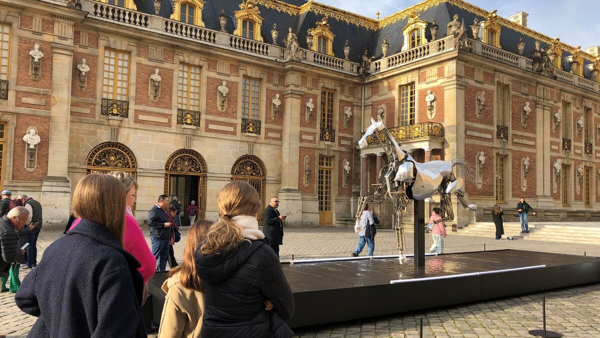 « Incroyable en vrai », le cheval métallique des JO de Paris fait sensation au Château de Versailles