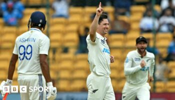 Matt Henry celebrates wicket