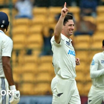 Matt Henry celebrates wicket