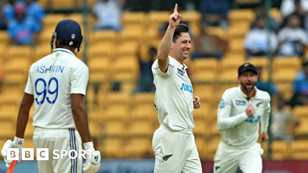 Matt Henry celebrates wicket