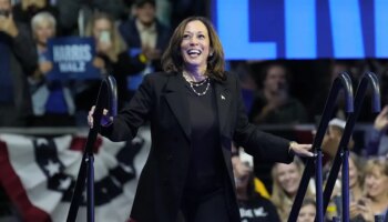 Kamala Harris asume más riesgos en la campaña tras agotar el entusiasmo del inicio