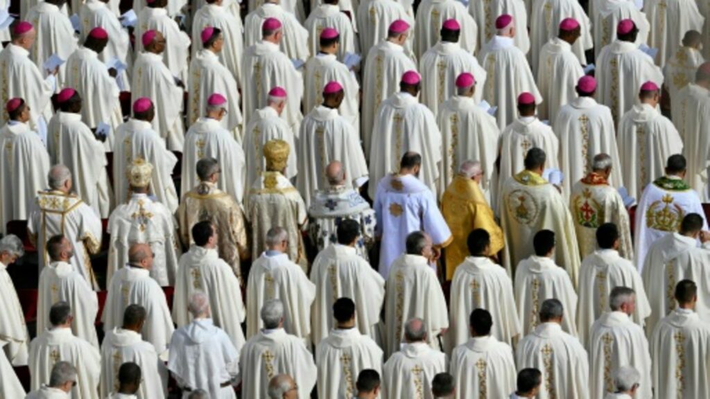 Priester bei der Eröffnungsmesse zur Weltsynode