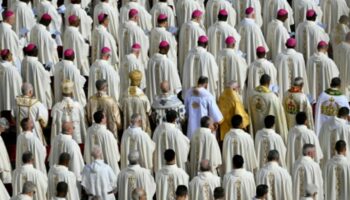 Priester bei der Eröffnungsmesse zur Weltsynode