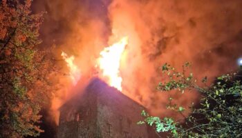 Kirche in Bremerhaven: Aufnahmen zeigen Brand in historischem Kirchturm