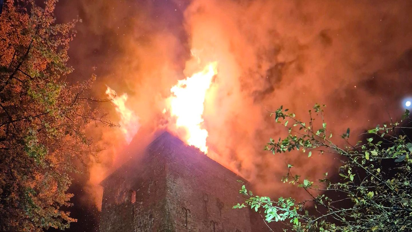 Kirche in Bremerhaven: Aufnahmen zeigen Brand in historischem Kirchturm