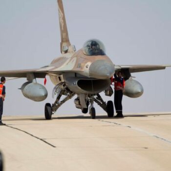 Israel startet seinen Vergeltungsschlag. (Archivbild) Foto: Ariel Schalit/AP/dpa