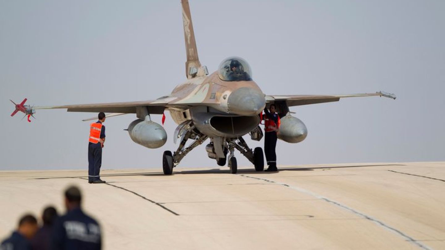 Israel startet seinen Vergeltungsschlag. (Archivbild) Foto: Ariel Schalit/AP/dpa