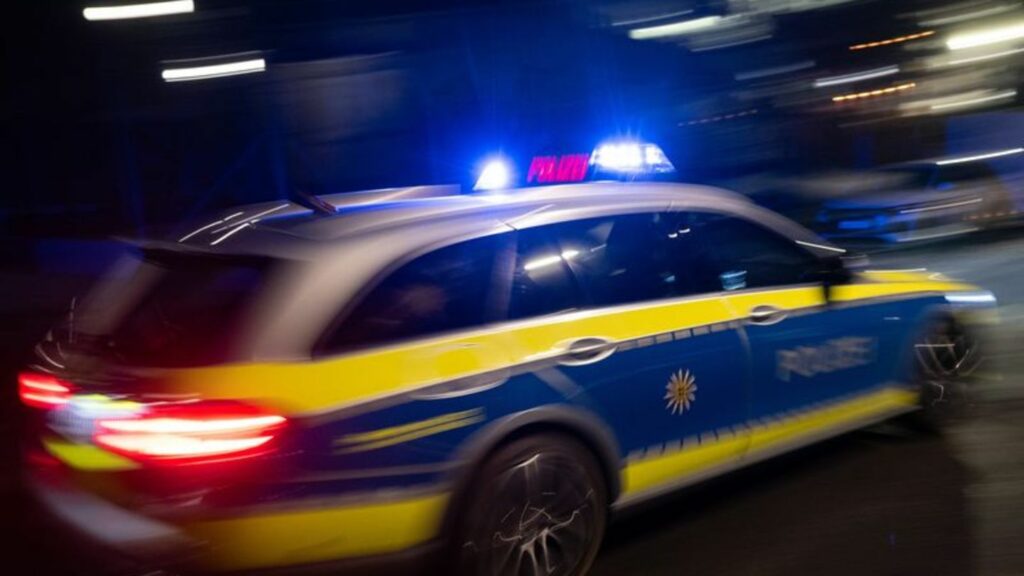 An einer Tankstelle in Konstanz ist ein Mann mit einem Messer angegriffen worden. (Symbolbild) Foto: Marijan Murat/dpa