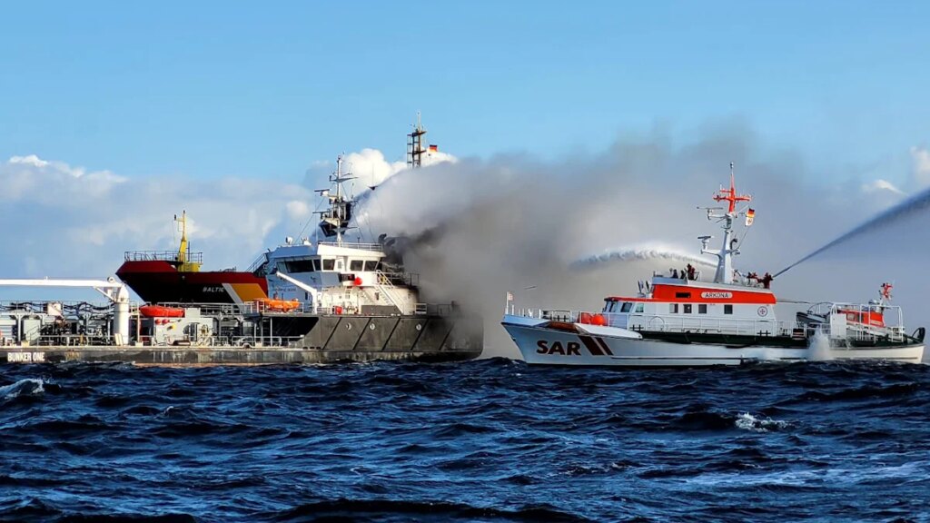 Kühlungsborn : Brennender Öltanker erreicht Rostocker Hafen