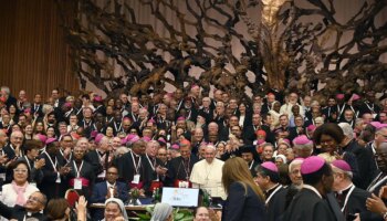 La Iglesia católica deja "abierta" la cuestión de la ordenación de las mujeres