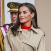 La Reina Letizia, con una irremediable gabardina, y la Princesa Leonor, con uniforme azul de la Armada, en un Desfile del 12 de Octubre pasado por agua