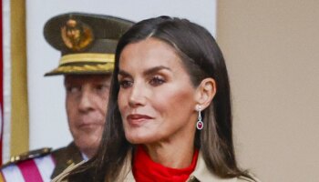 La Reina Letizia, con una irremediable gabardina, y la Princesa Leonor, con uniforme azul de la Armada, en un Desfile del 12 de Octubre pasado por agua