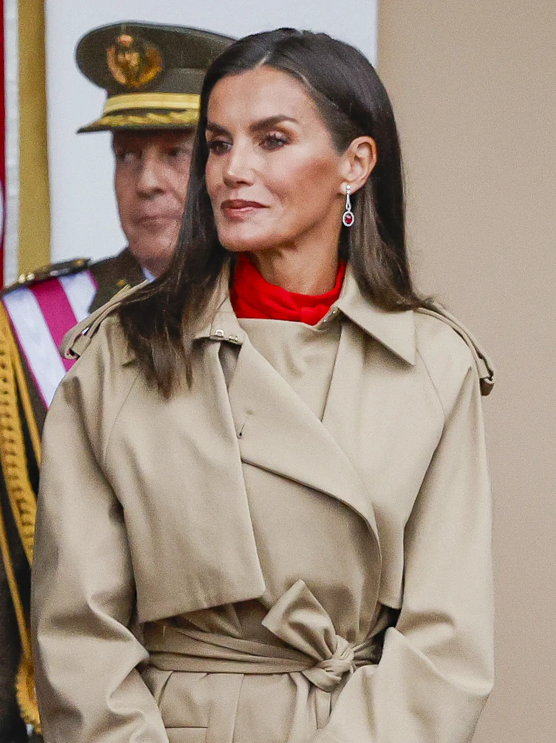 La Reina Letizia, con una irremediable gabardina, y la Princesa Leonor, con uniforme azul de la Armada, en un Desfile del 12 de Octubre pasado por agua