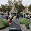 La manifestación por la vivienda en Valencia desemboca en una acampada no autorizada en la Plaza del Ayuntamiento