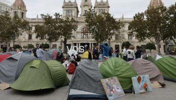 La manifestación por la vivienda en Valencia desemboca en una acampada no autorizada en la Plaza del Ayuntamiento