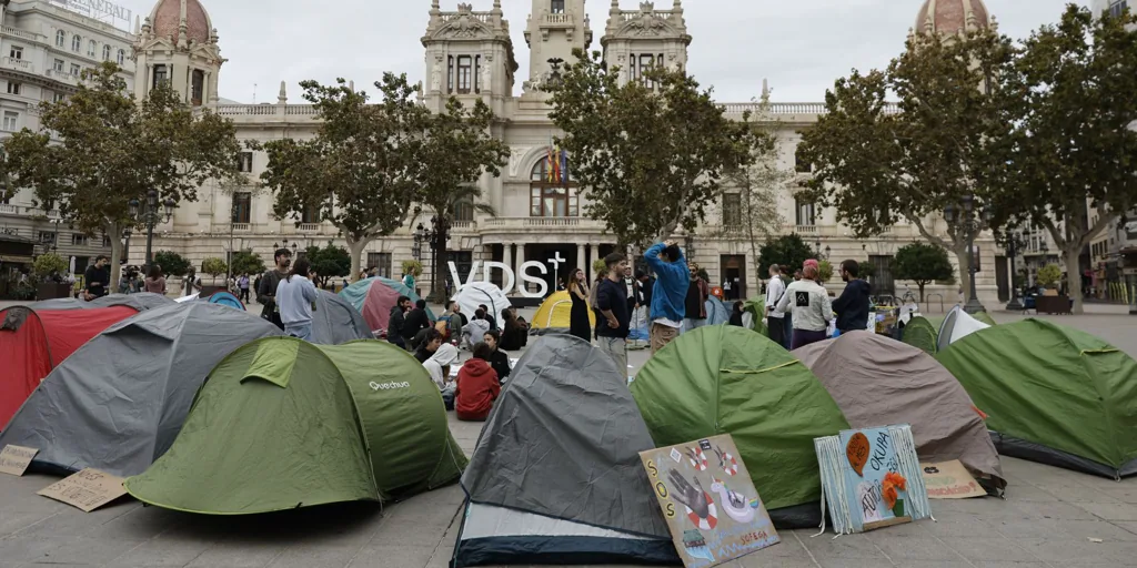 La manifestación por la vivienda en Valencia desemboca en una acampada no autorizada en la Plaza del Ayuntamiento