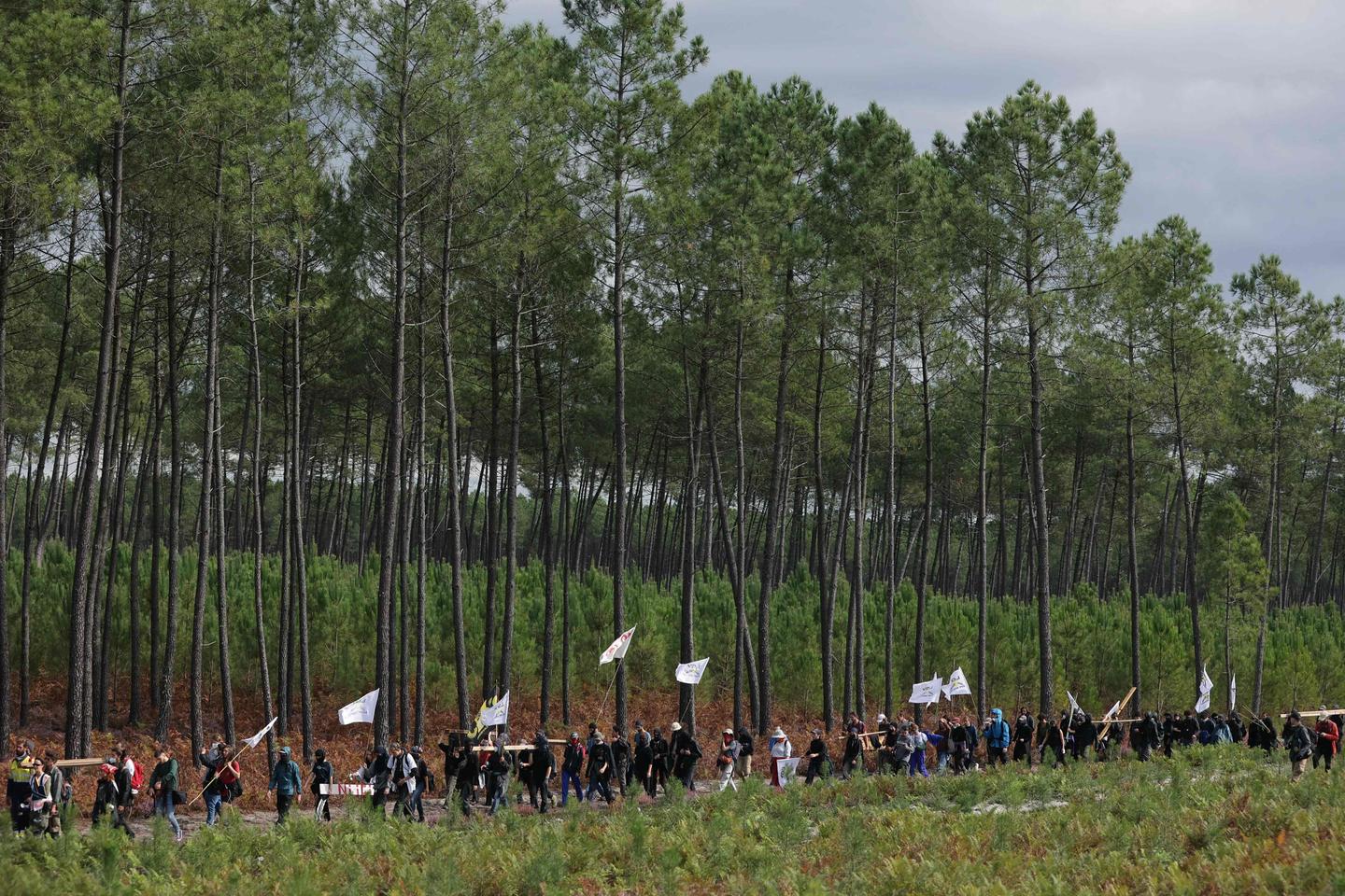 La manifestation contre la LGV du Sud-Ouest a réuni près de mille personnes ; une enquête ouverte après des « tirs en direction de l’hélicoptère de la gendarmerie »