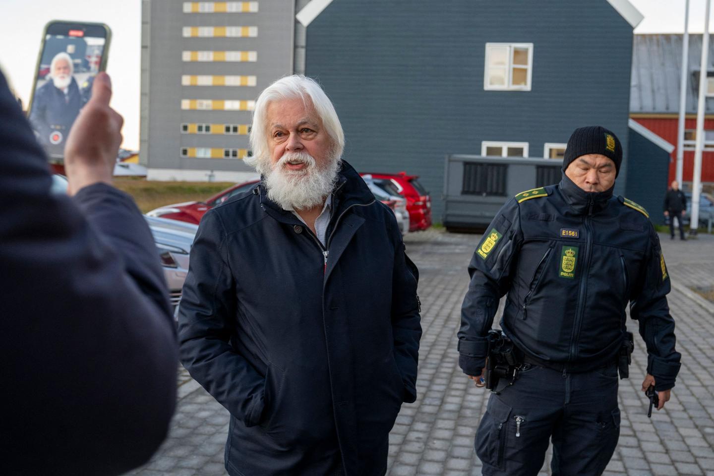 L’activiste Paul Watson, défenseur des baleines, maintenu en détention au Groenland jusqu’à la mi-novembre