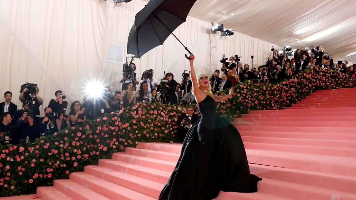 Lady Gaga donne le ton au gala du Met