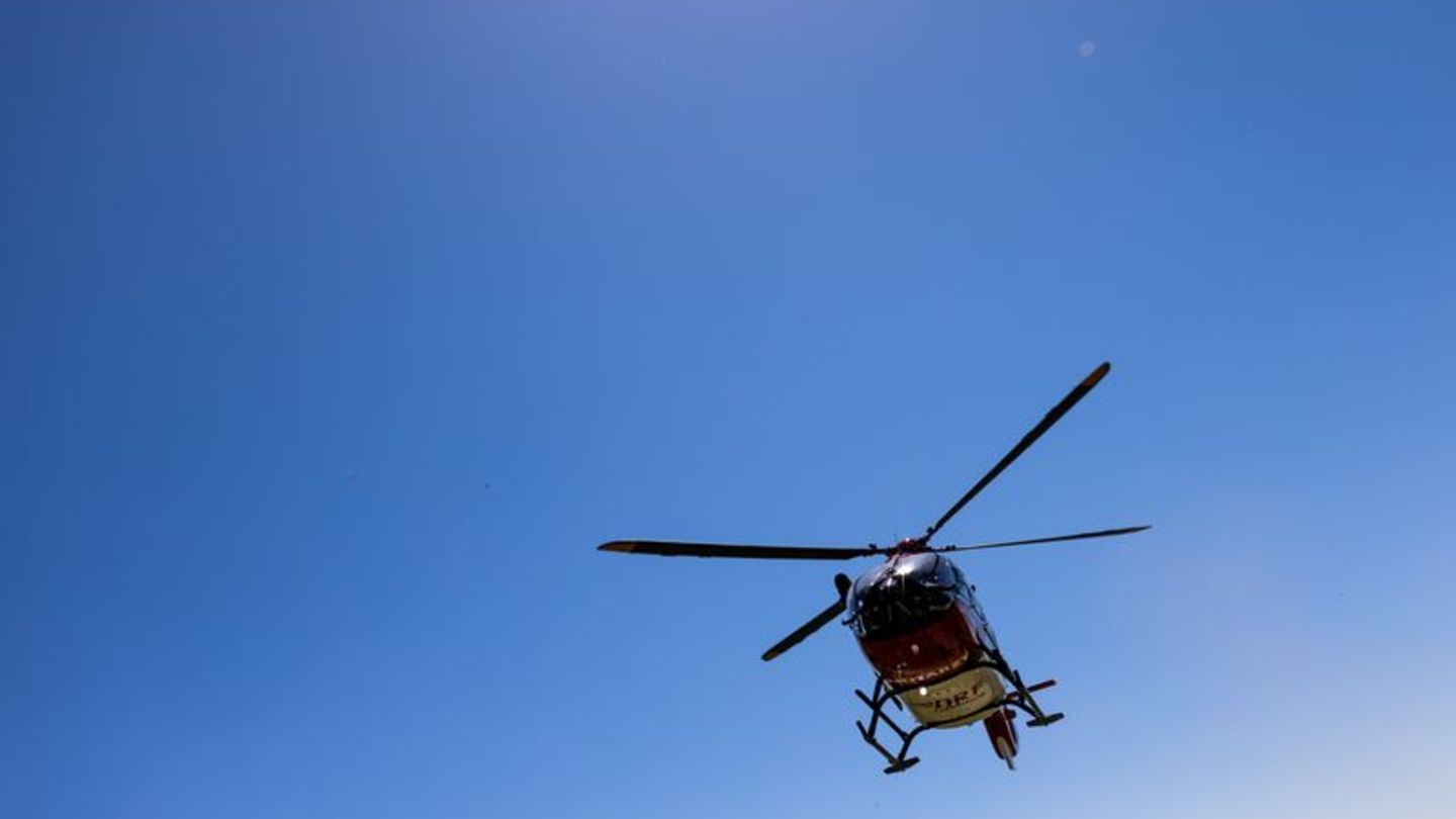 Der Schwerverletzte wurde mit einem Rettungshubschrauber in ein Krankenhaus gebracht. (Symbolbild) Foto: Philipp von Ditfurth/dp