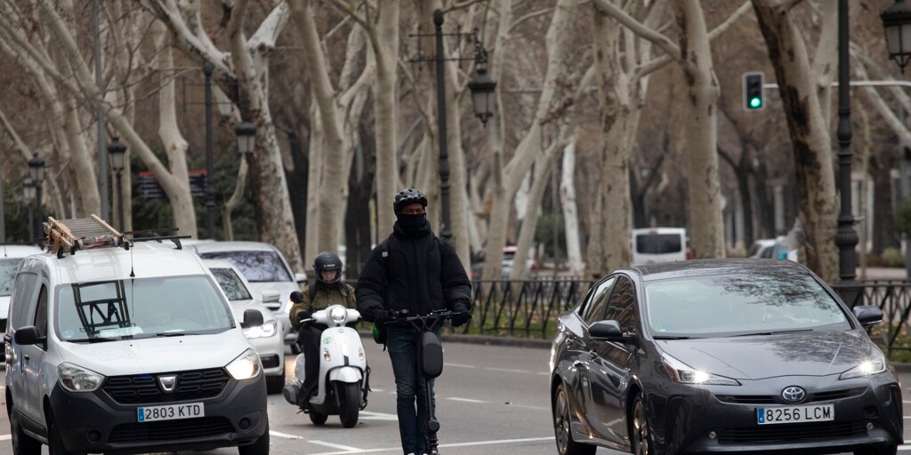 Las empresas de patinetes se niegan a dejar Madrid el ayuntamiento multa y retira 91 vehículos