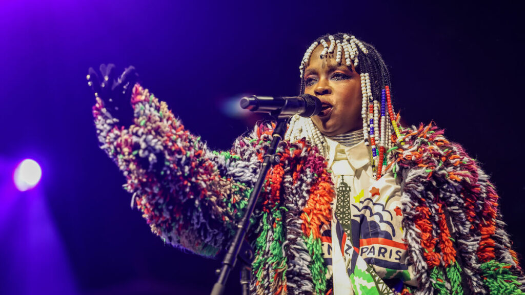 Lauryn Hill magnifique, l’anniversaire de Wyclef Jean, Oli en invité… le miracle Fugees à l’Accor Arena