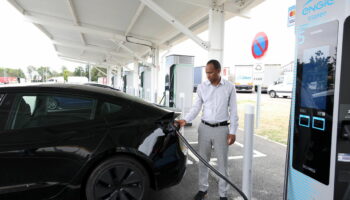 « L’avantage économique de la voiture électrique se perd » : le prix de la recharge sur autoroute fait grimacer