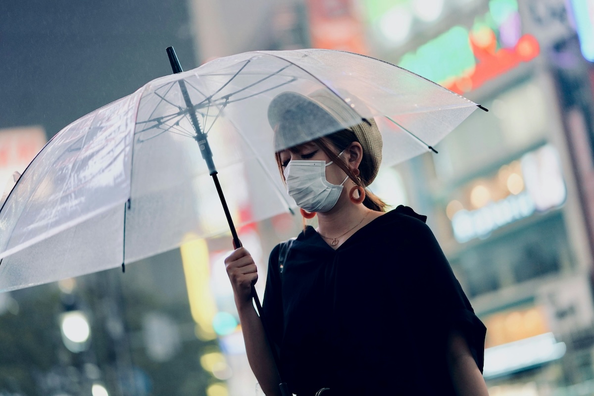 Le Japon espère venir à bout des attaques au couteau dans ses trains grâce à des parapluies