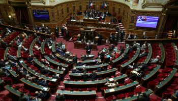 Le Sénat pérennise le mode de financement de l’audiovisuel public, la vigilance reste de mise au sein des entreprises concernées