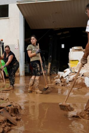 Le mauvais temps n'était "pas terminé": La recherche de survivants se poursuit après les inondations en Espagne