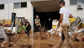 Le mauvais temps n'était "pas terminé": La recherche de survivants se poursuit après les inondations en Espagne