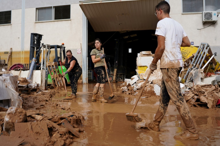 Le mauvais temps n'était "pas terminé": La recherche de survivants se poursuit après les inondations en Espagne