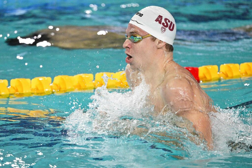 Léon Marchand réussit un nouveau triplé en quatre nages en Coupe du monde de natation, record de France en prime