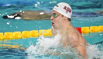 Léon Marchand réussit un nouveau triplé en quatre nages en Coupe du monde de natation, record de France en prime